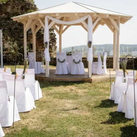 Bild von Fotograf über Hochzeitspavillion der Burg Güssing im Burgenland
