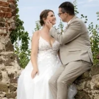 Portrait von Glücklichen Brautpaar aufgenommen durch Fotograf in der Burg Güssing im Burgenlad