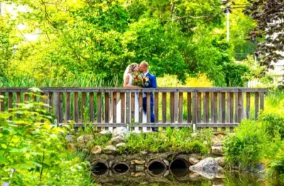 Brautpaarfoto in Gartenanlage von Felmayer's in Schwechat aufgenommen durch Fotograf