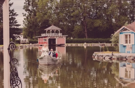 Brauteinzug mit Boot über Teich Gasthof Zankl aufgenommen durch Fotograf