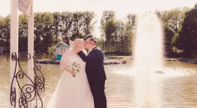 Brautpaarfoto vor Teich im Gasthaus Zankl im Burgenland