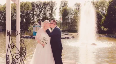 Brautpaarfoto vor Teich im Gasthaus Zankl im Burgenland