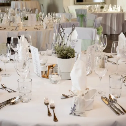 Detailfoto von Fotograf über Tischdekoration bei Hochzeit im Kastell Stegersbach