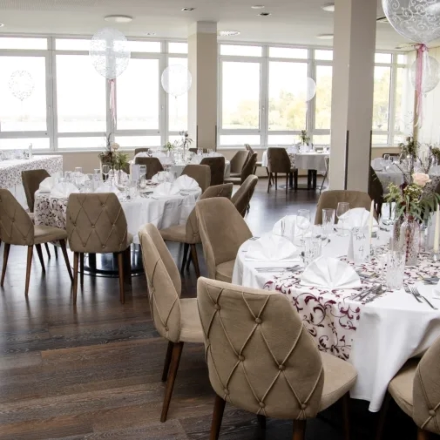 Festsaal Hotel Neufelderhof im Burgenland aufgenommen durch Fotograf