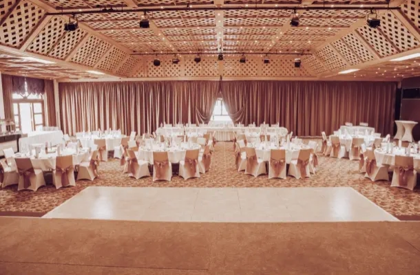 Fotograf nimmt Foto im Burgenland von Seewinkelhalle der Vila Vita Pamhagen auf